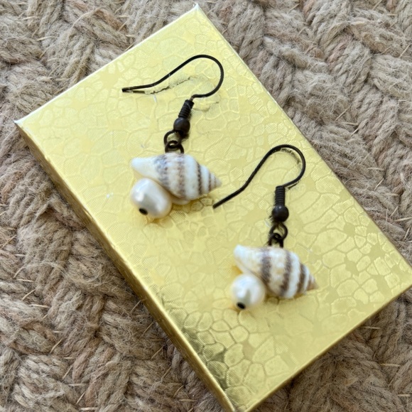 Elegant Shell and Pearl Earrings - Ready for Gift-Giving in Gold Box - Picture 2 of 11